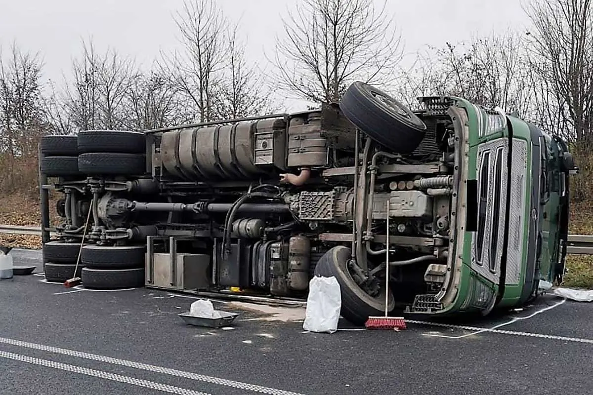 Schwerer Verkehrsunfall in Selfkant - LKW umgekippt
