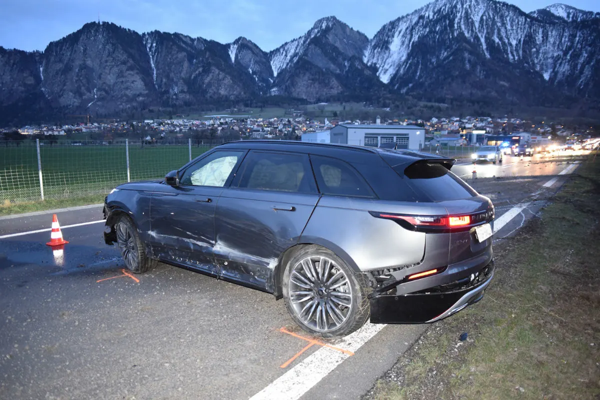 Zizers GR - Verkehrsunfall mit total beschädigtem Auto 