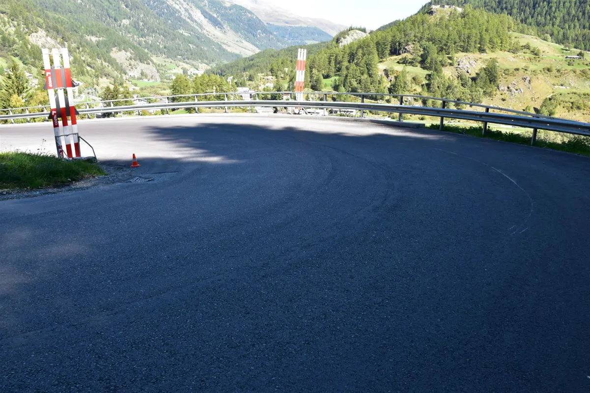 Susch GR - Motorradlenker verletzt sich bei Selbstunfall