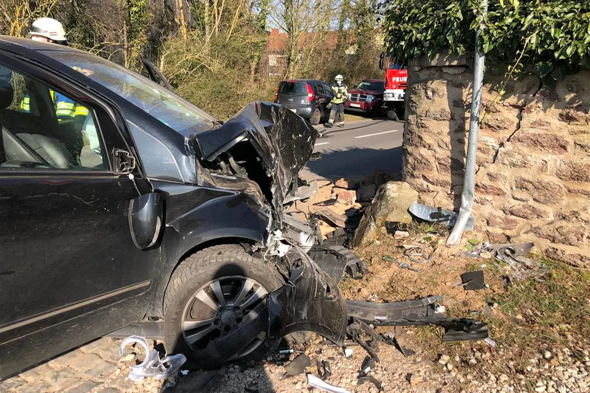 Langenlonsheim – PKW kollidiert mit Friedhofsmauer