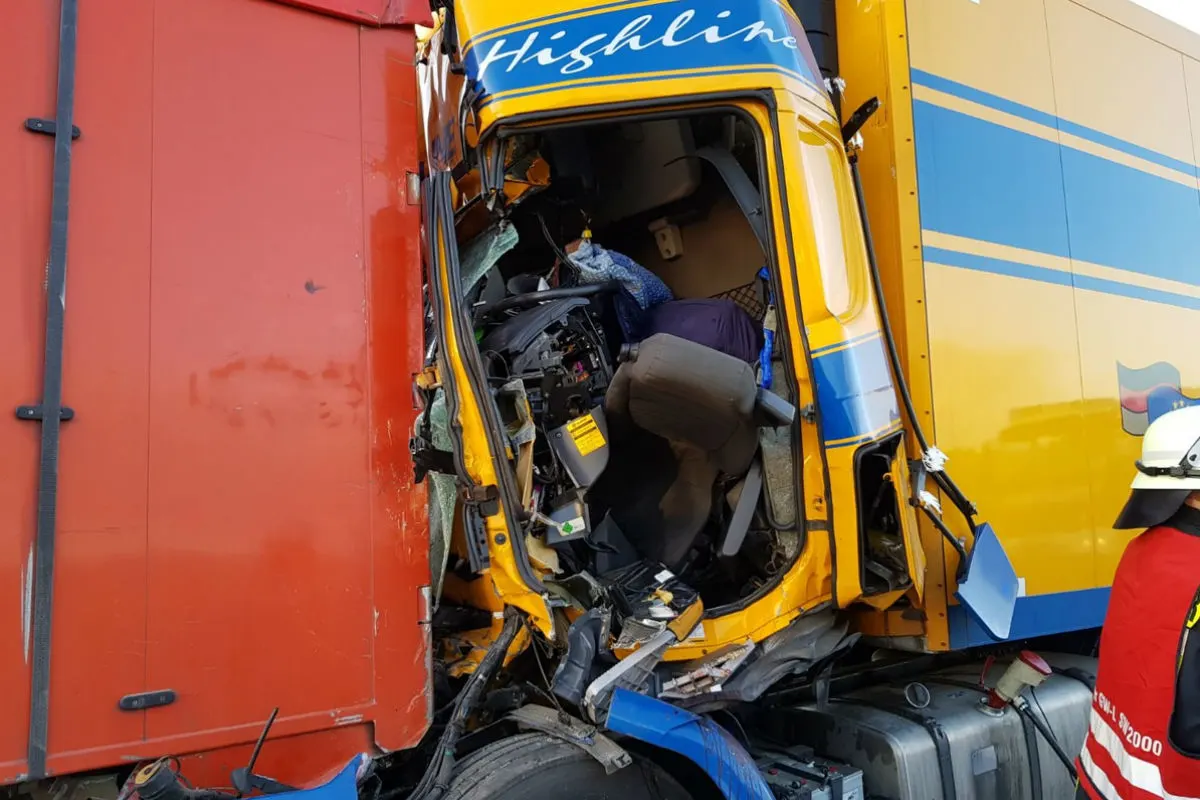 Oyten - Lkw-Fahrer stirbt in den Trümmern seines Führerhauses