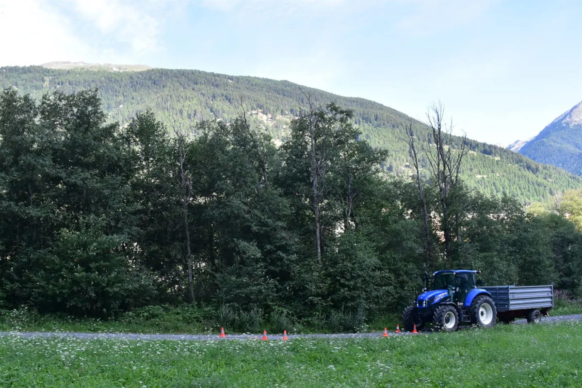 Müstair GR - Fahrradfahrer kollidiert mit Traktor