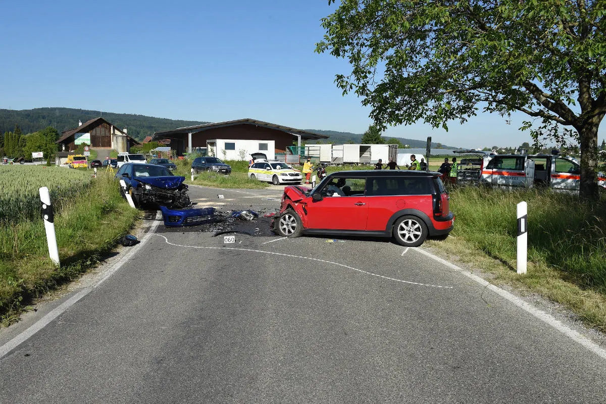 Dübendorf ZH – Zwei Personen bei Frontalkollision verletzt