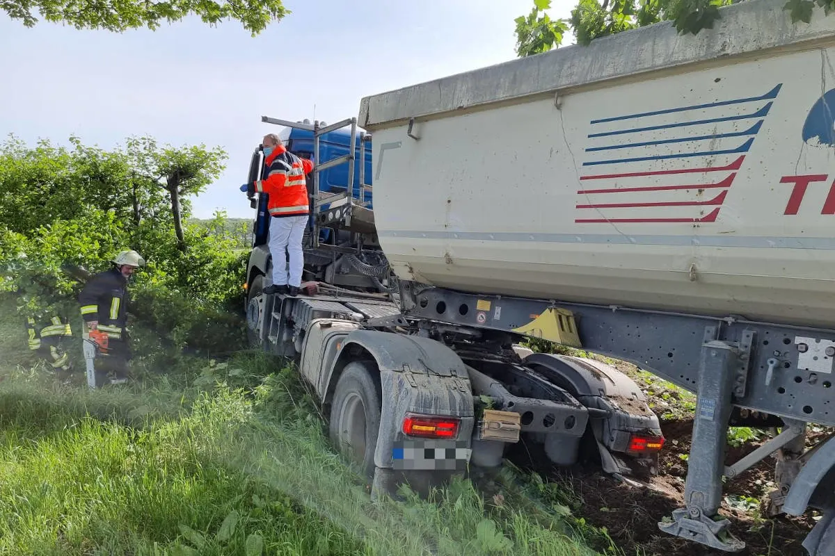 Stade – Sattelzug kommt von der Fahrbahn ab 
