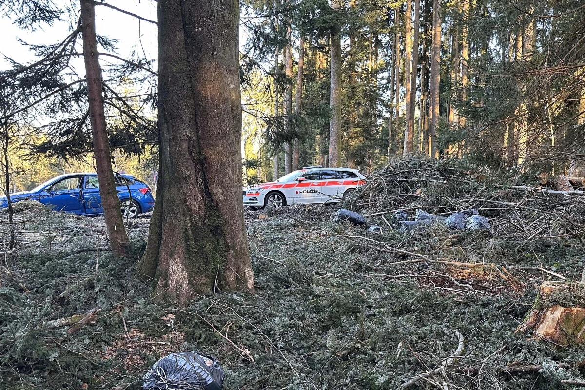 Bennau SZ – 11 Abfallsäcke im Wald entsorgt