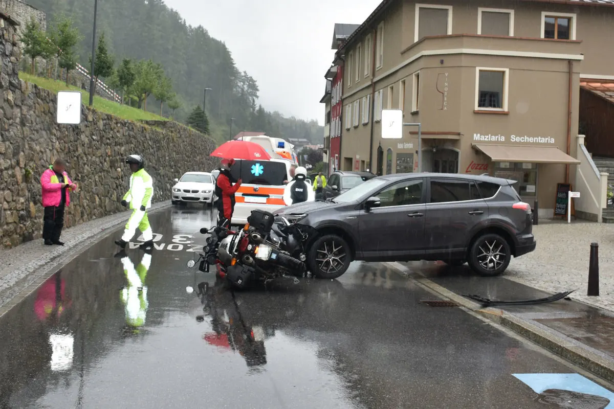 Disentis/Mustér GR - Kollision zwischen Auto und Motorrad