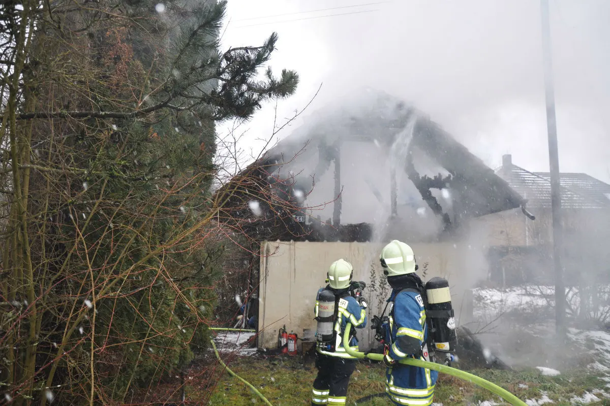 Grenchen SO - Freistehender Schuppen in Brand geraten