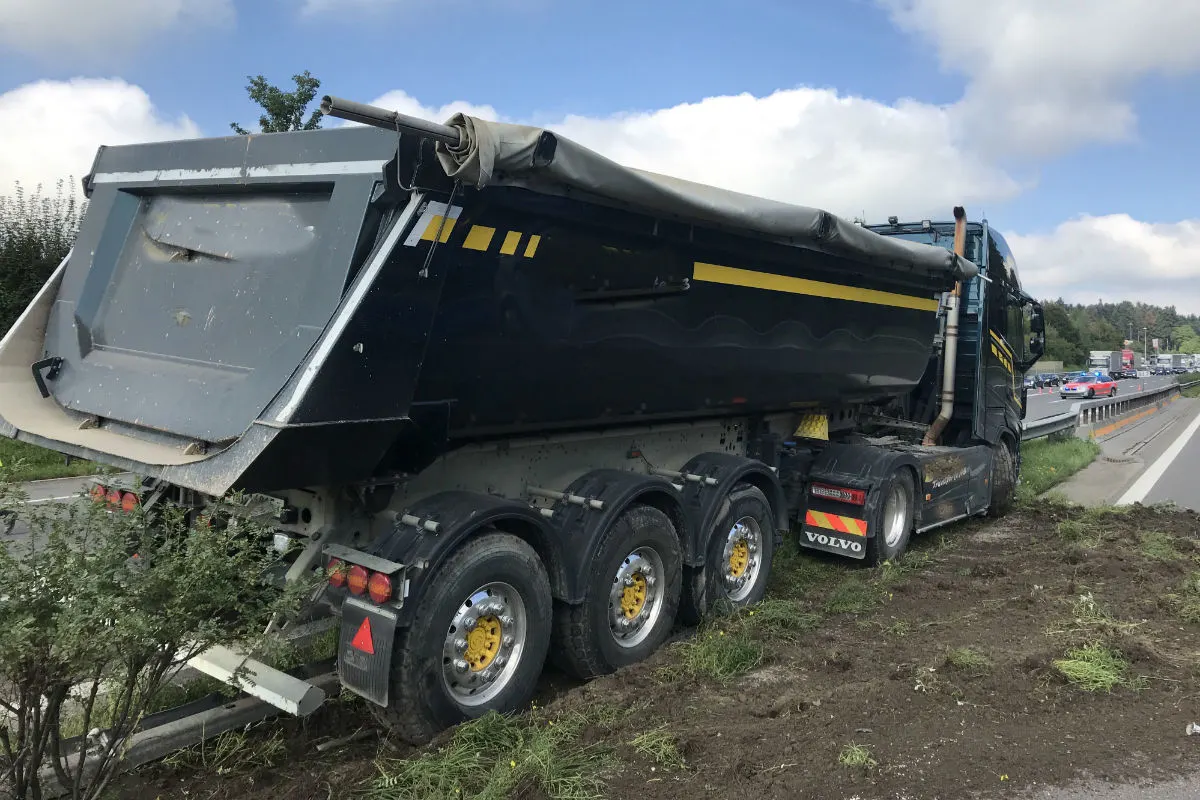 A2/Rothenburg LU - Mit Sattelschlepper in Mittelleitplanke gefahren