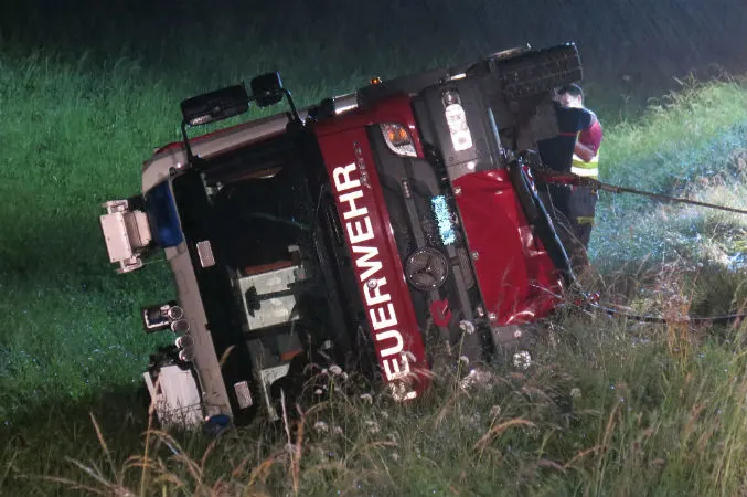 Reigoldswil BL - Feuerwehrfahrzeug kippt um