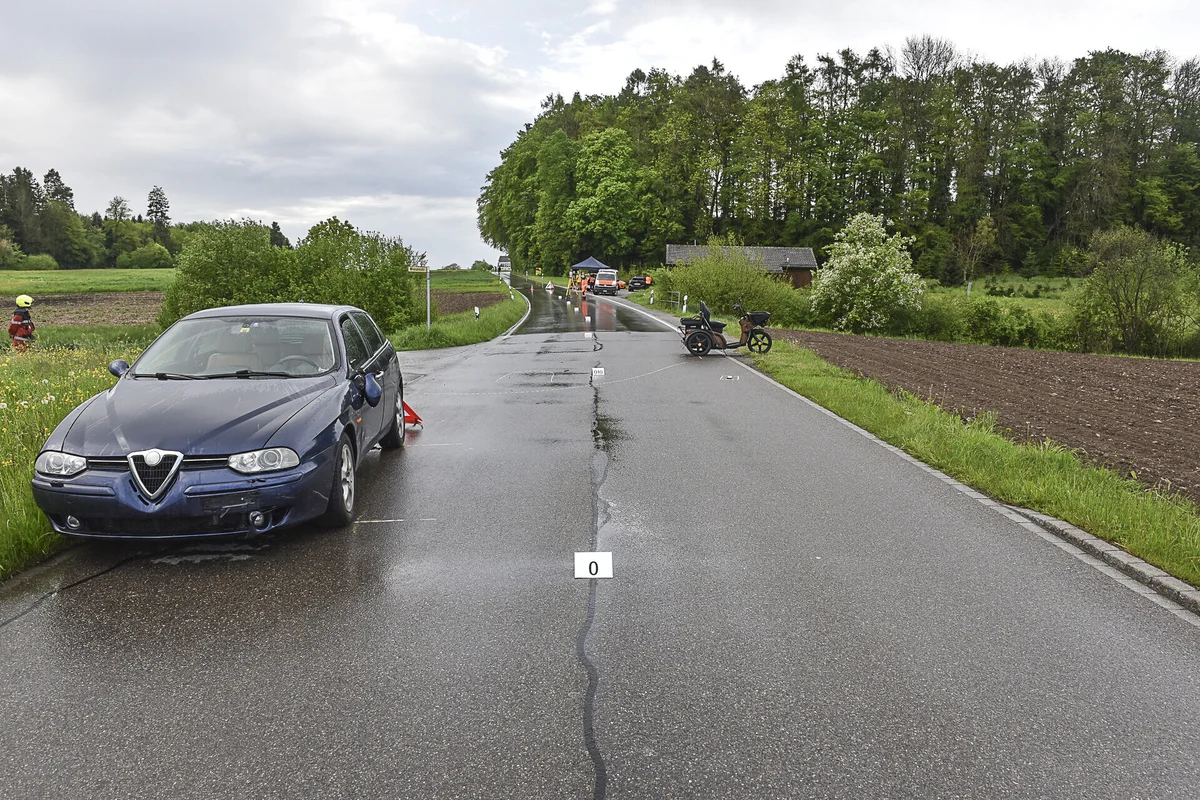 Hinwil ZH -  91-jähriger Mann gerät in Verkehrsunfall mit seinem dreirädrigen Elektromotorfahrrad