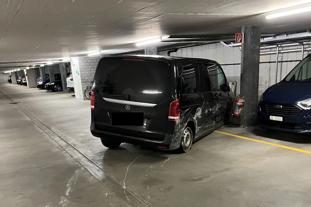 A22 Liestal  BL – Schwarzer Mercedes kracht in Tunnelwand und fährt dann weiter
