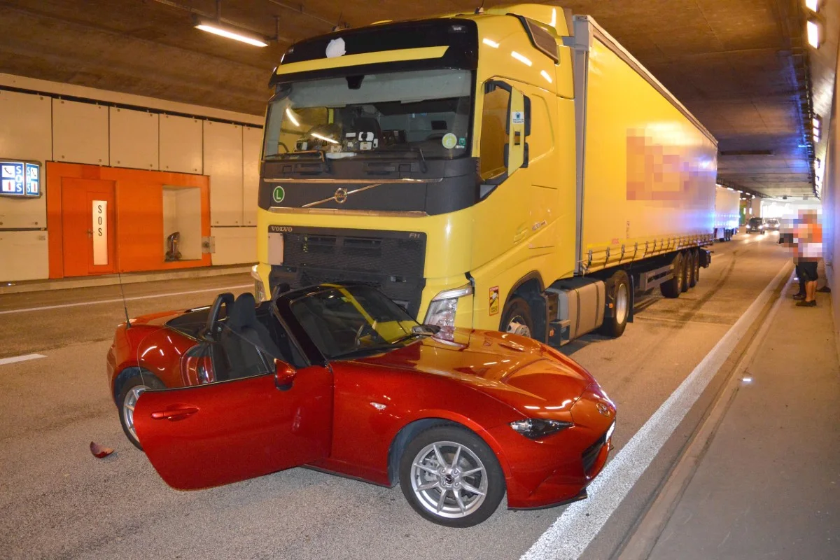 Hergiswil NW - Sattelmotorfahrzeug kollidiert mit korrekt fahrendem Auto