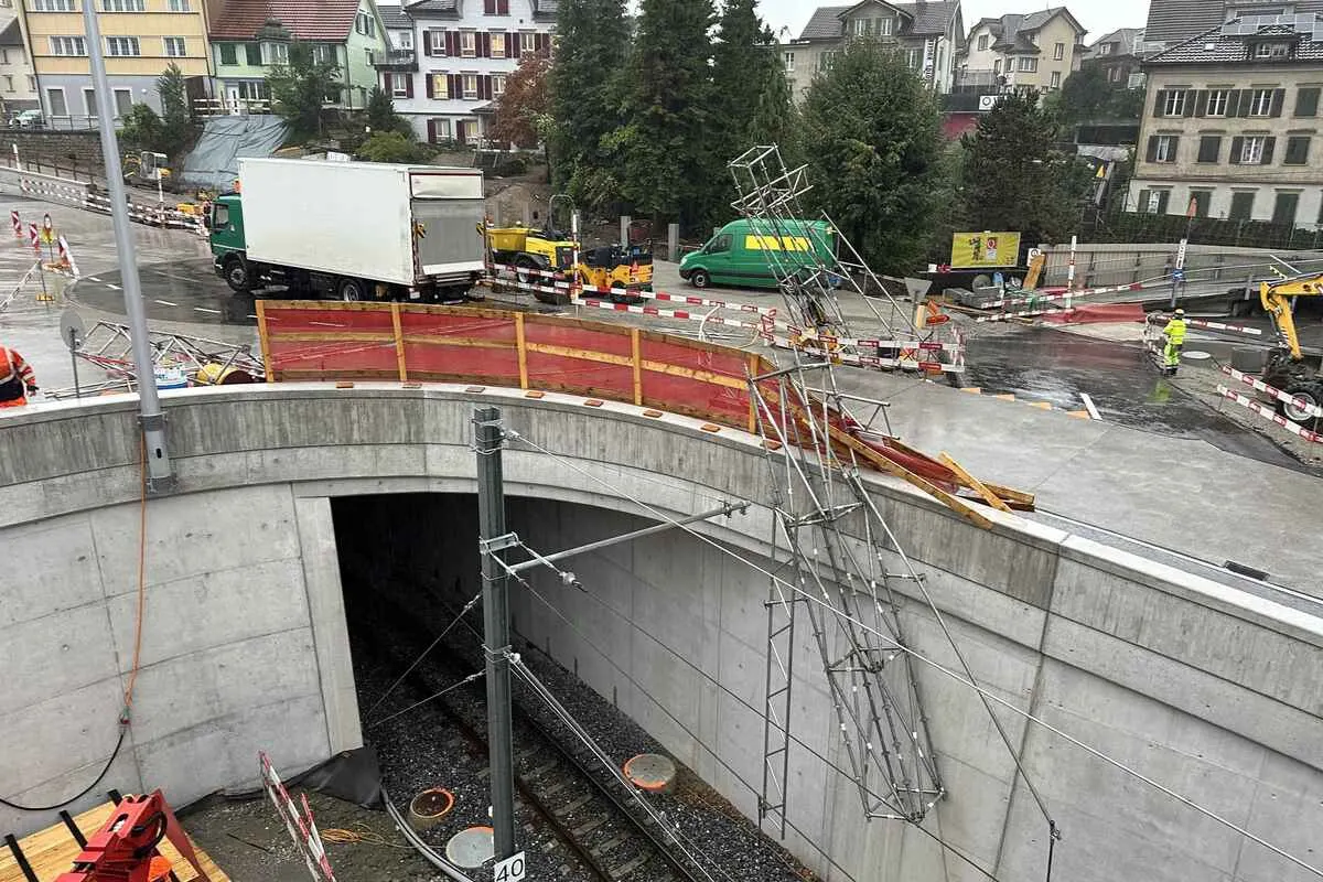 Herisau AR - Gerüst stürzt auf Stromleitung und Gleise der Appenzeller Bahnen