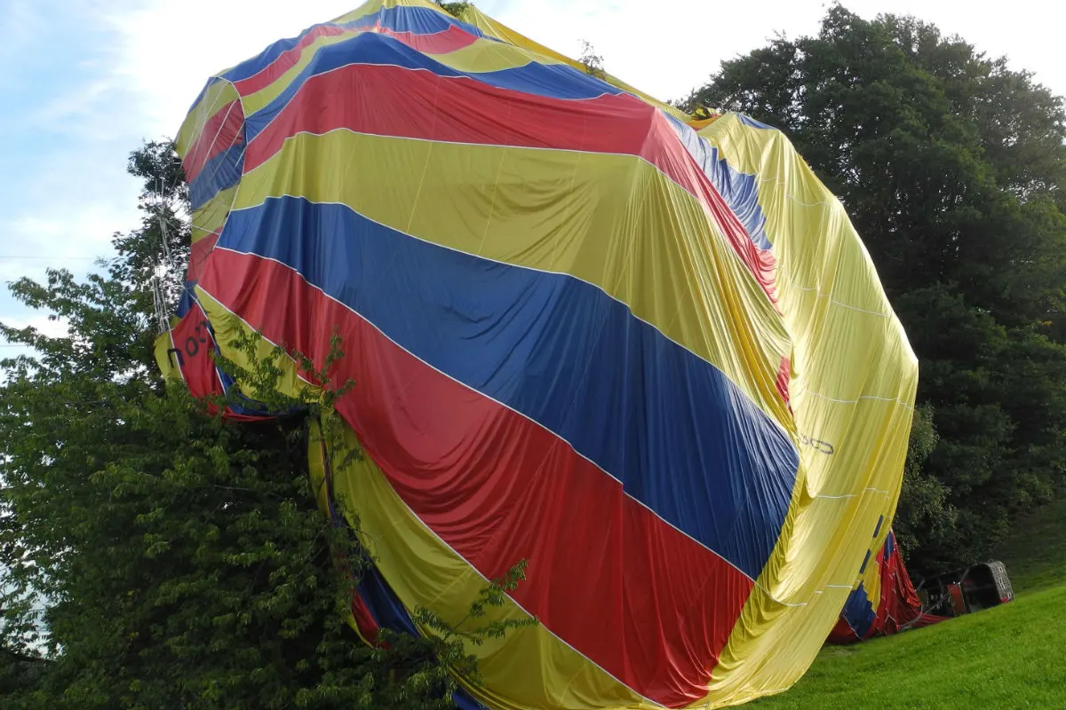 Schindellegi SZ - Heissluftballon mit Sicherungslandung