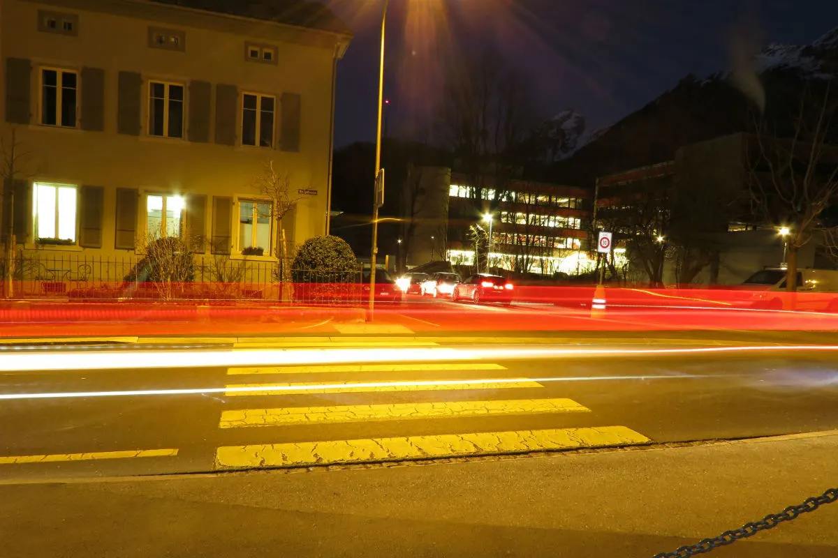 Glarus - 19-jährige Fussgängerin wird von Lieferwagen erfasst