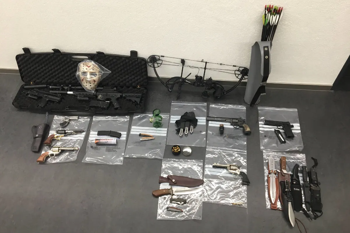 Ossingen ZH - Zirkusmitarbeiter mit 21 verbotenen Waffen angehalten
