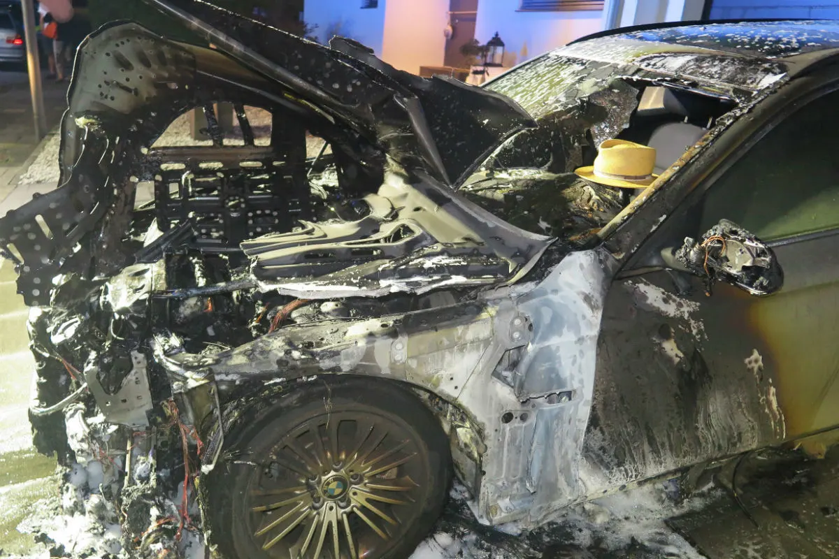 Ratingen - BMW vermutlich in Brand gesteckt