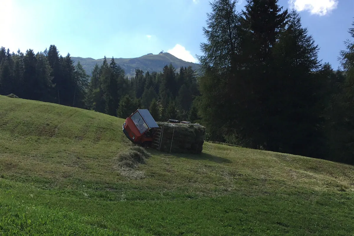 Vaz/Obervaz GR - Heuladewagen kippt – Landwirt hat Glück