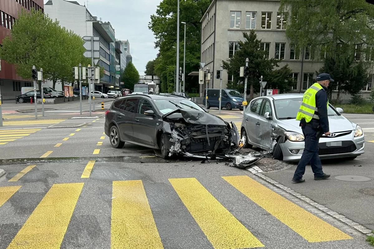 Aarau AG – Fahrer im psychischen Ausnahmezustand baut Unfall