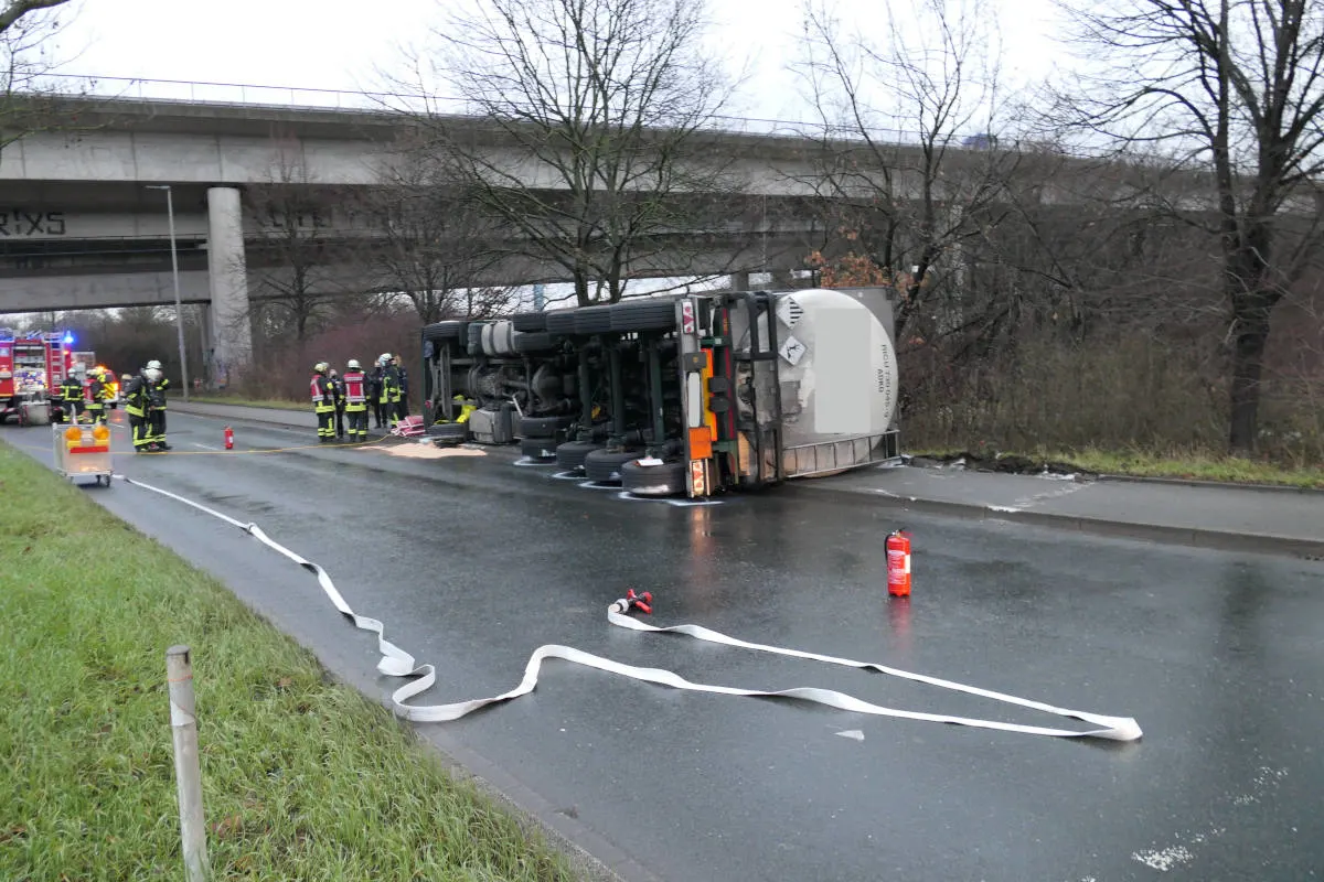 Dortmund – Gefahrgut-Transporter kippt auf die Seite