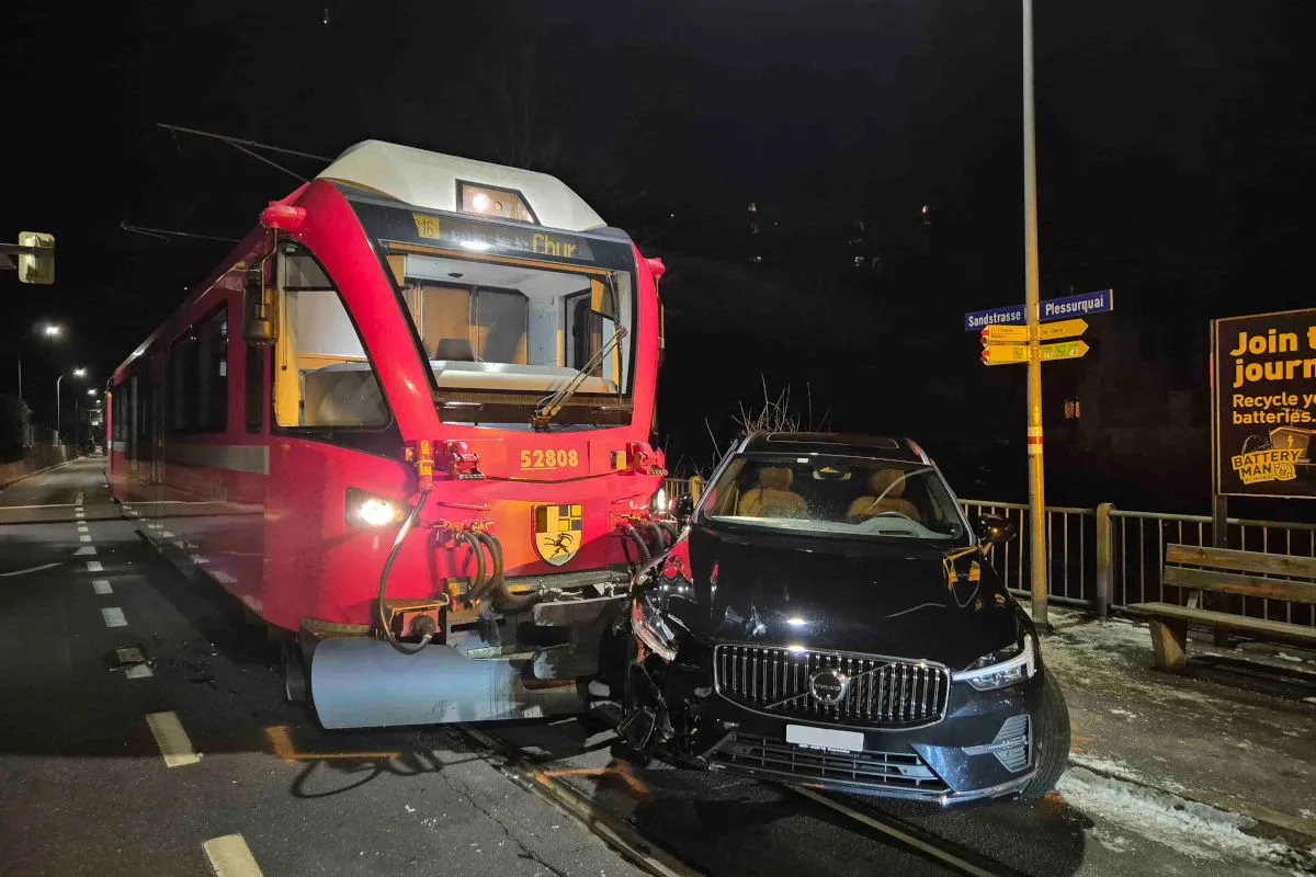 Chur GR – Auto kollidiert mit Arosabahn