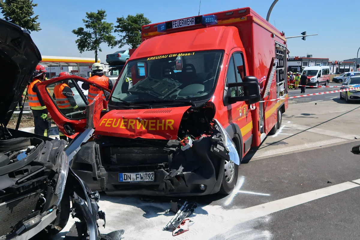 Feuerwehrauto kollidiert mit mehreren Fahrzeugen