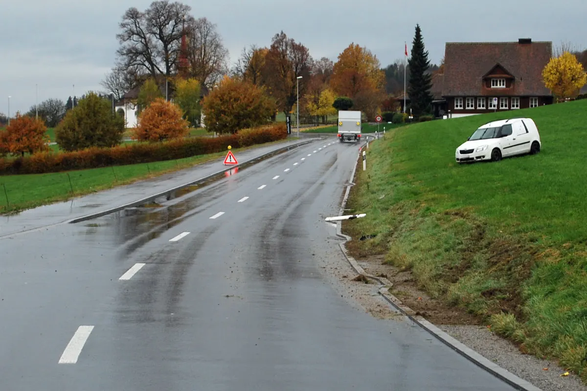 Sempach LU - Lieferwagen schlittert ins Wiesland - Zeugenaufruf