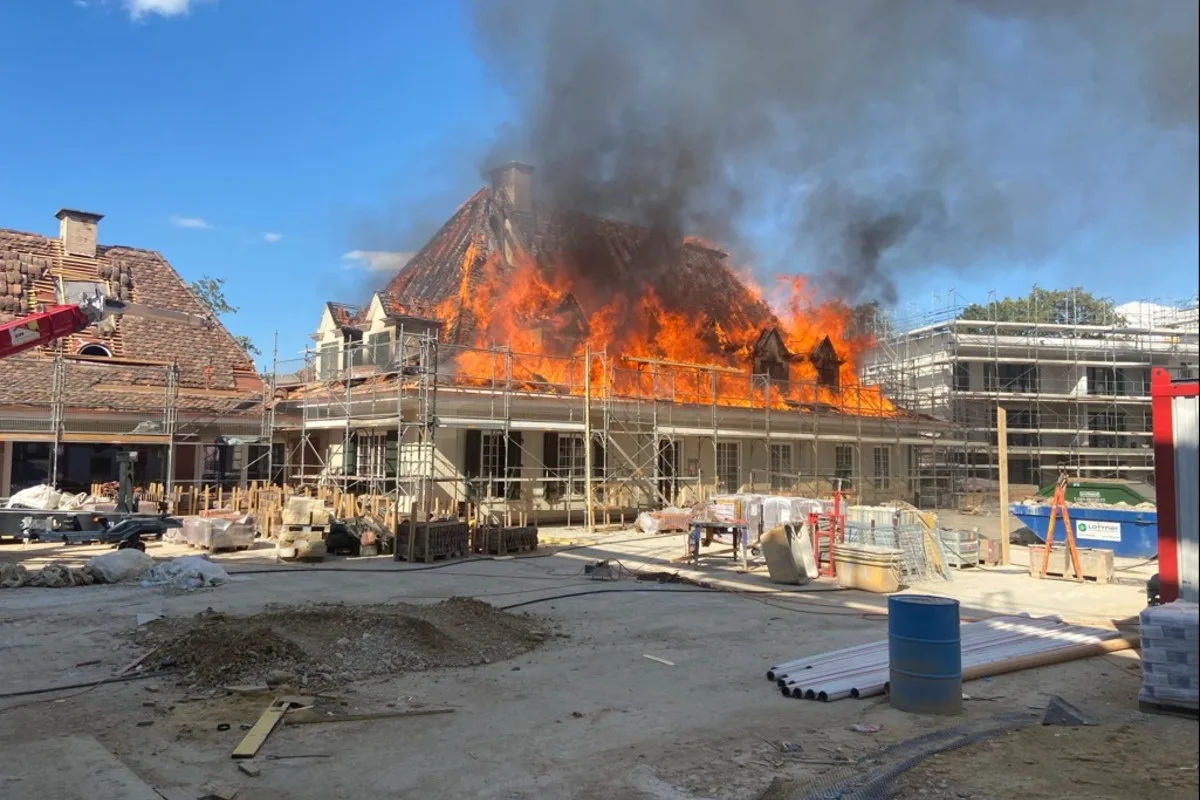 Vollbrand in Allschwil BL  - Dachstock einer Villa komplett zerstört - Brandursache unklar