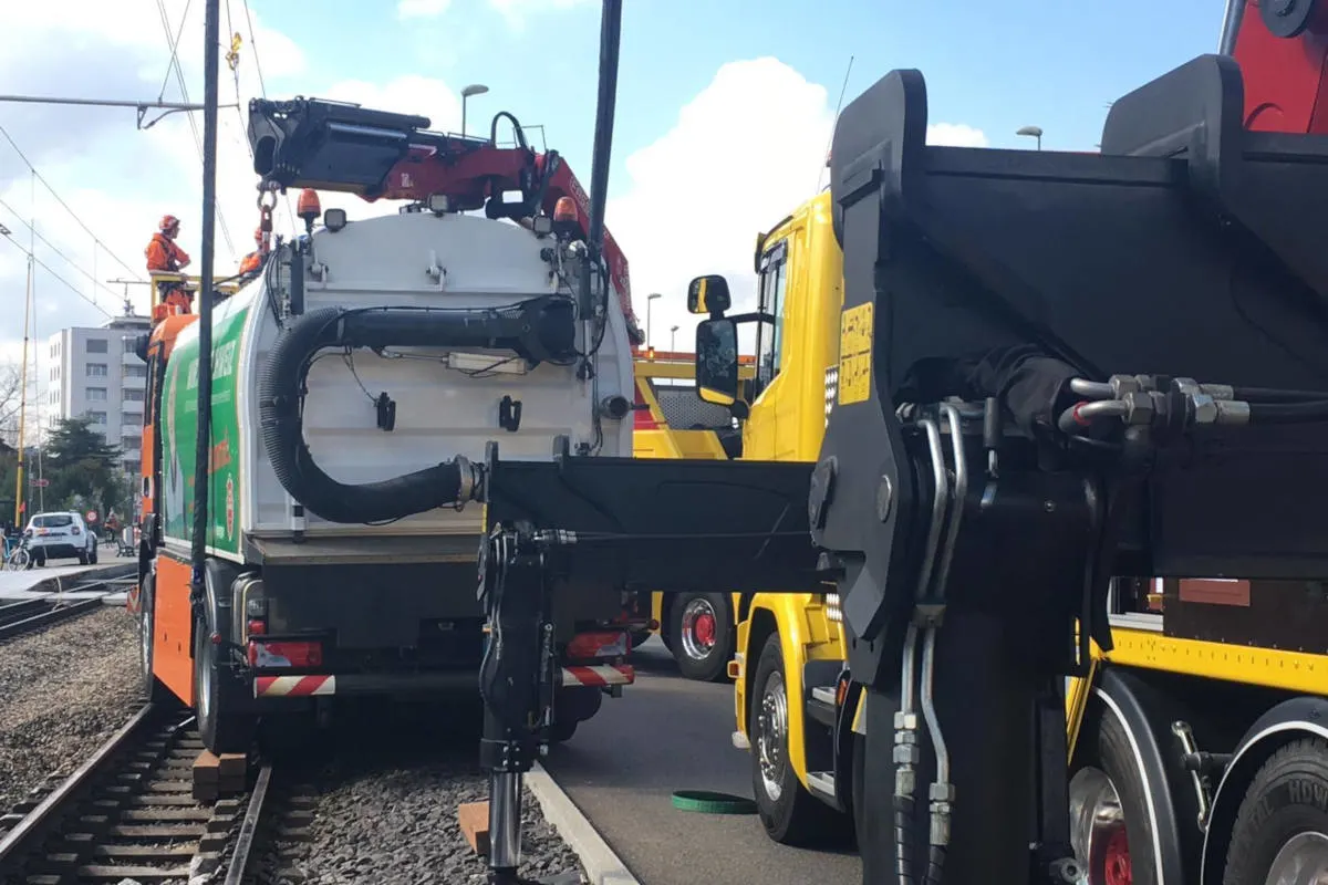Muttenz BL - Entgleistes Schienenreinigungsfahrzeug