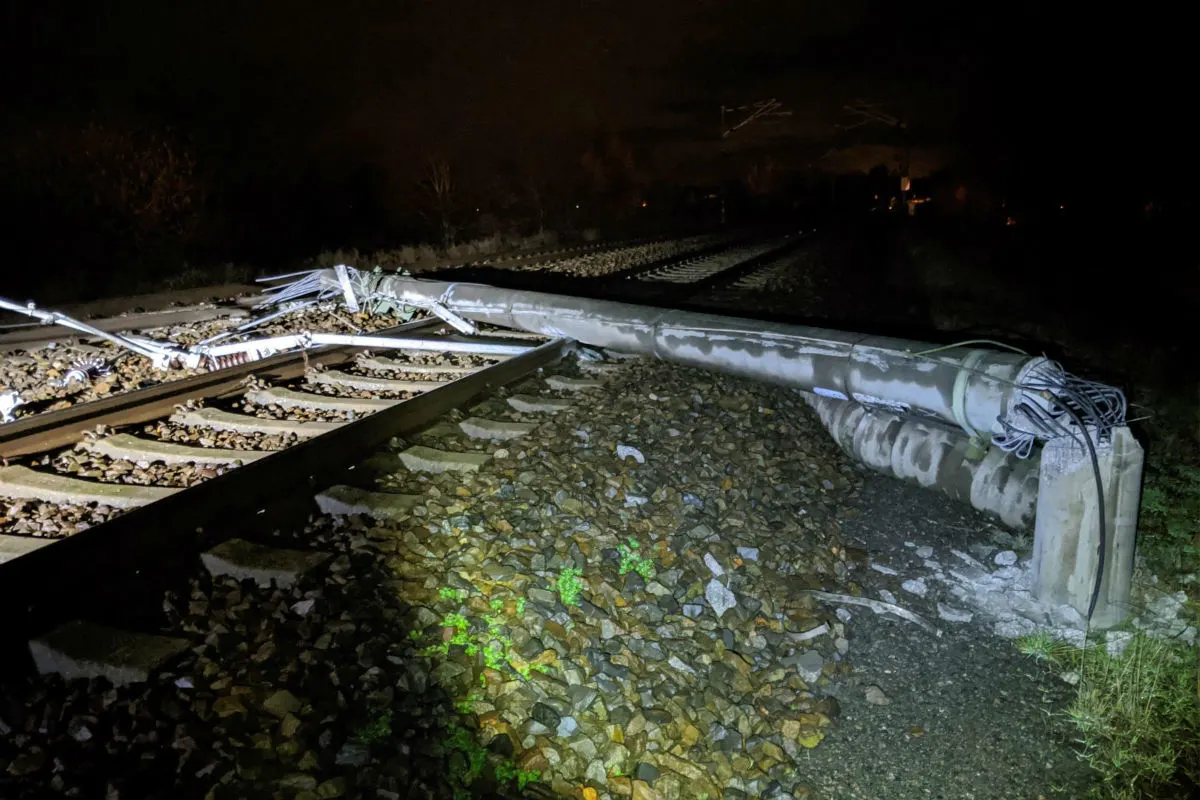 Zscherben - Zug kollidiert mit Betonmast