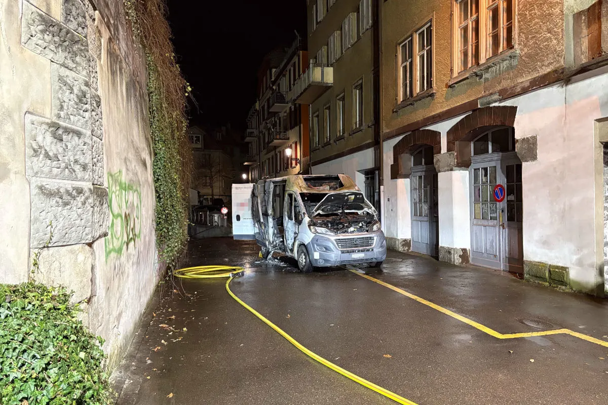 St.Gallen – Gestohlener Lieferwagen nach Einbruchserie in Brand