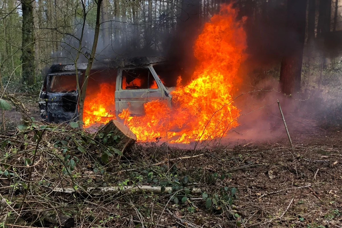 Stade-Haddorf - VW-Bus steht plötzlich in Flammen - Feuerwehr kann Übergreifen auf Wald verhindern