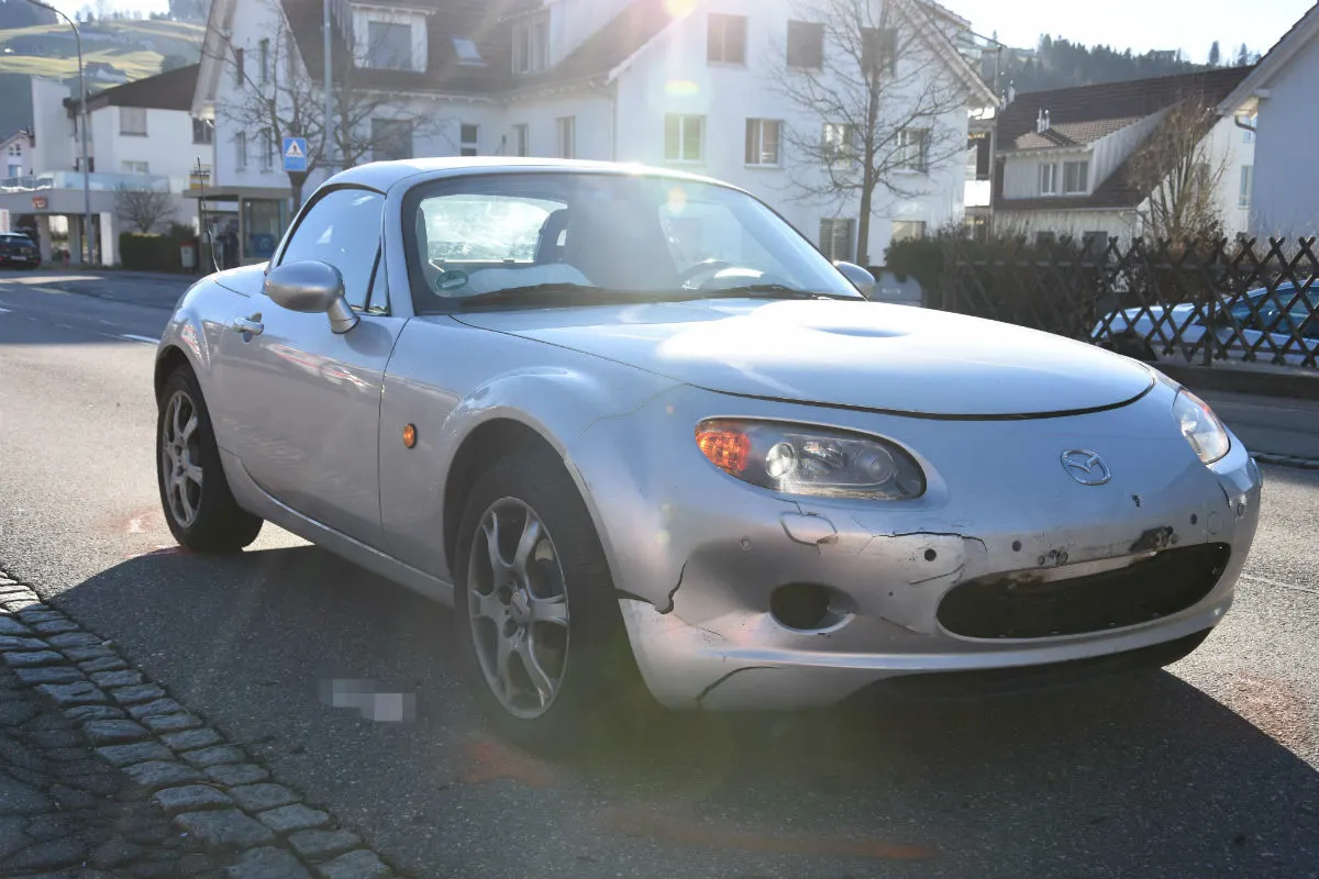Eggersriet SG - Auto landet bei Auffahrkollision in Hecke