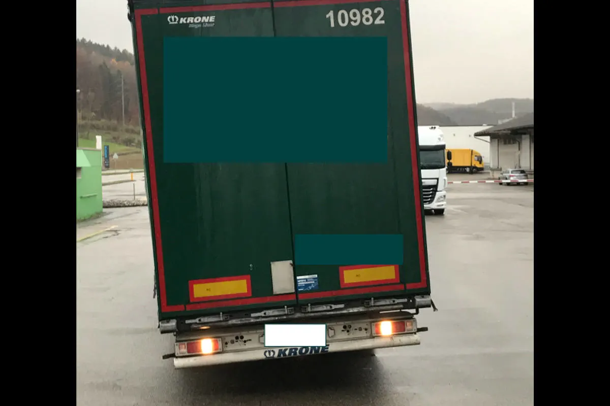 Thayngen SH - Sattelzug mit verrutschter 20-Tonnen-Ladung 