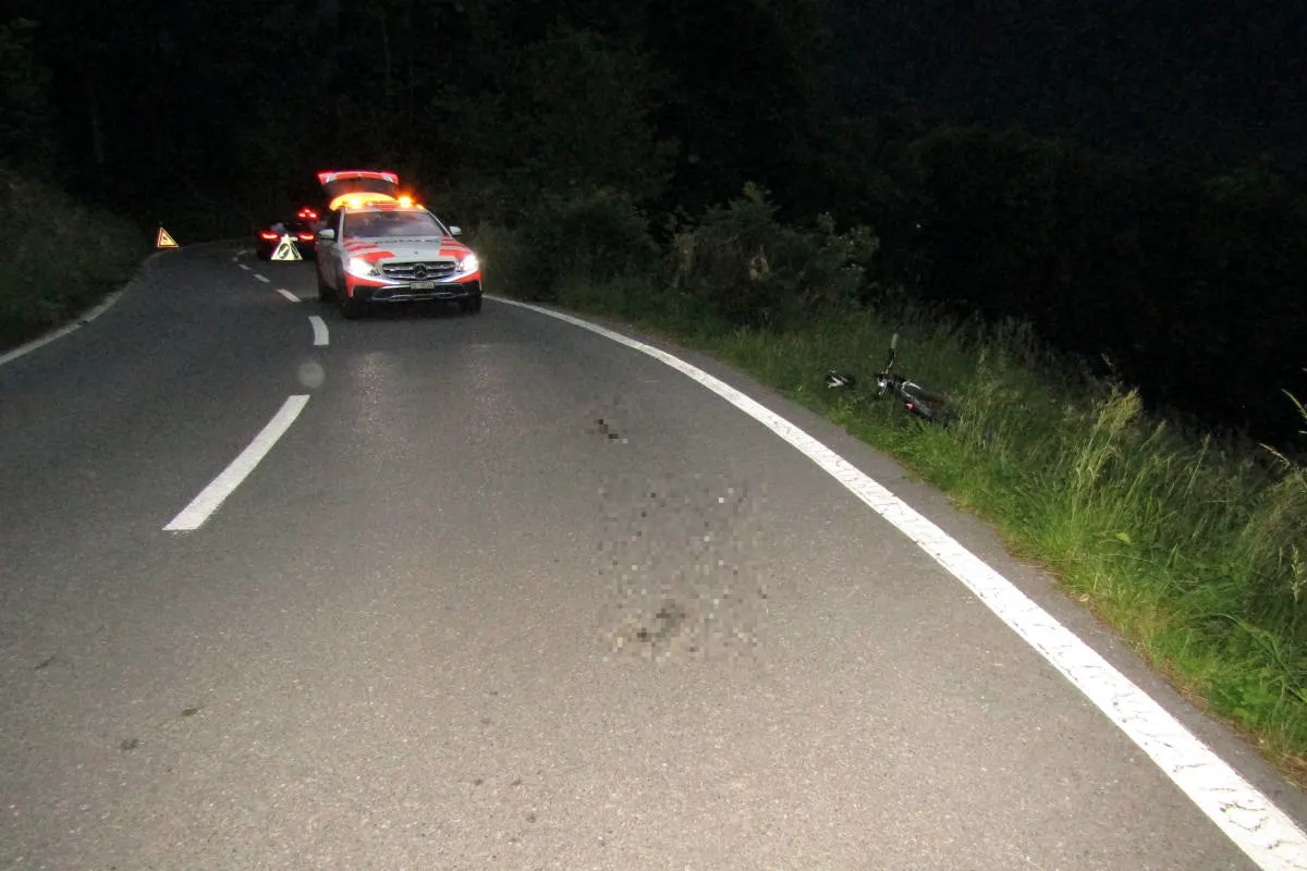 Mitlödi GL – Velofahrer erleidet Kopfverletzungen bei Unfall