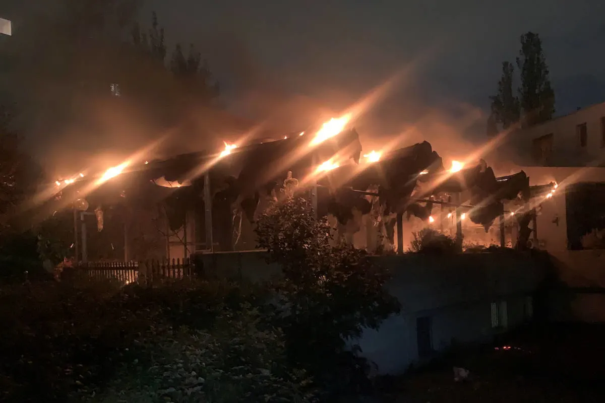 Adlikon bei Regensdorf ZH – Hoher Sachschaden beim Brand eines Terrassendachs