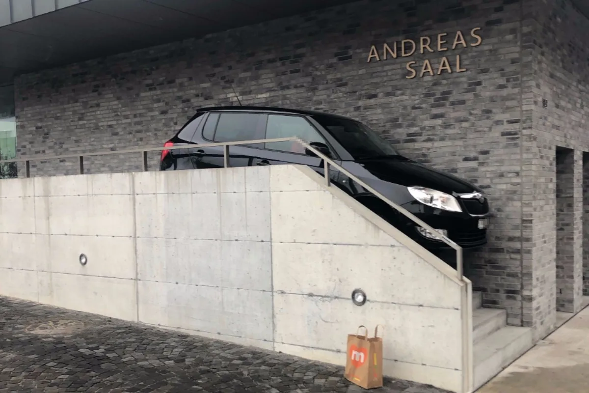  Gossau SG - 82-Jährige fährt mit Auto über Fussgängertreppe und bleibt stecken
