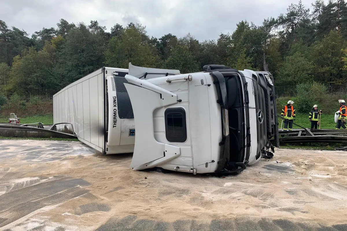 Unfall A30 Ibbenbüren - Umgestürzter Sattelzug sorgt für Vollsperrung der Autobahn