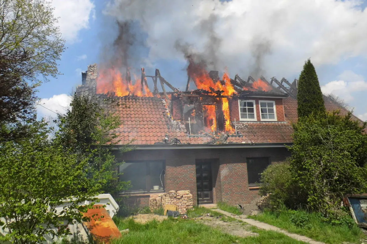 Selsingen – Dachstuhl brennt komplett aus