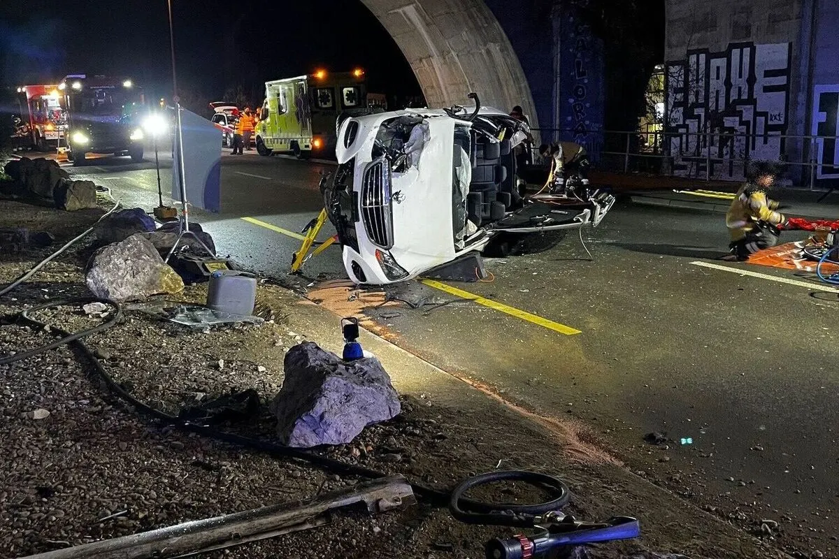 Muttenz BL - Auto überschlägt sich bei Unfall 