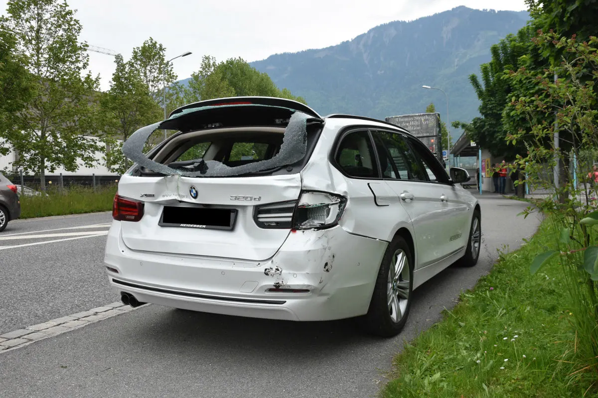 Eschen FL - Traktor fährt auf Auto auf