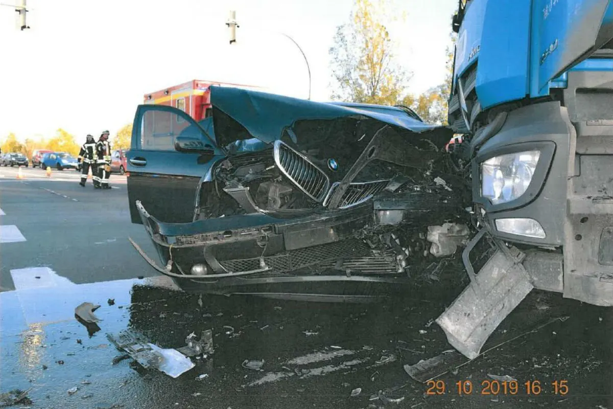 Schortens - Vier Verletzte bei Crash zwischen Lkw und Auto