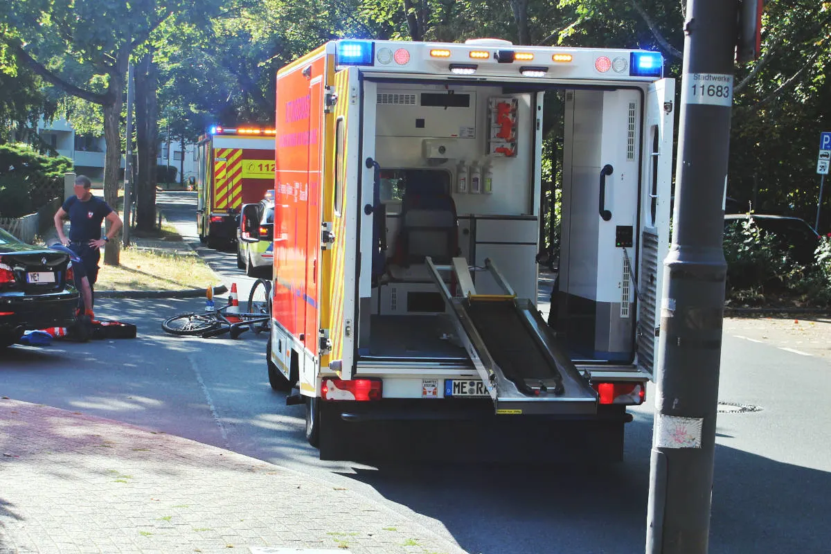 39-Jährige Radfahrerin von Auto erfasst