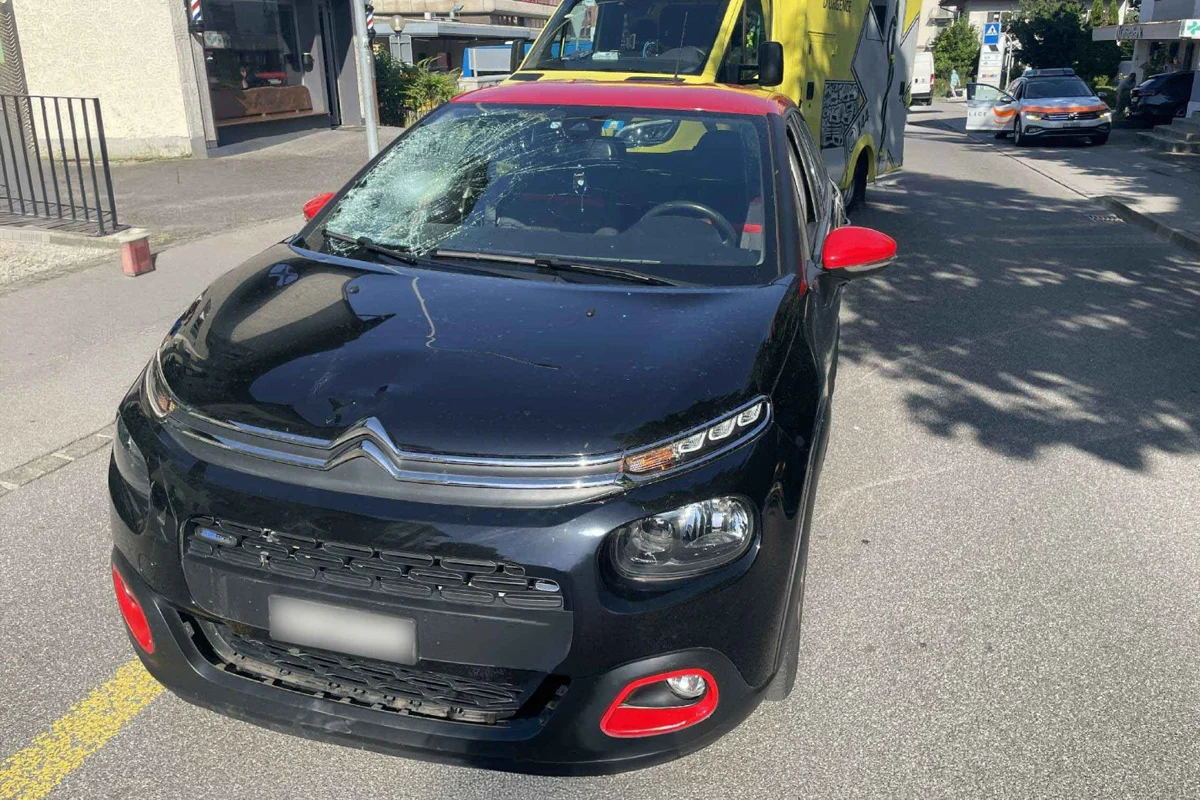 Ein schwarzer Citroën mit roten Akzenten steht auf der Straße. Die Windschutzscheibe ist sichtbar beschädigt.