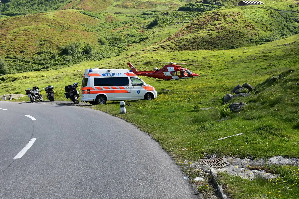 Tschamut GR - Rega nach Töffunfall im Einsatz