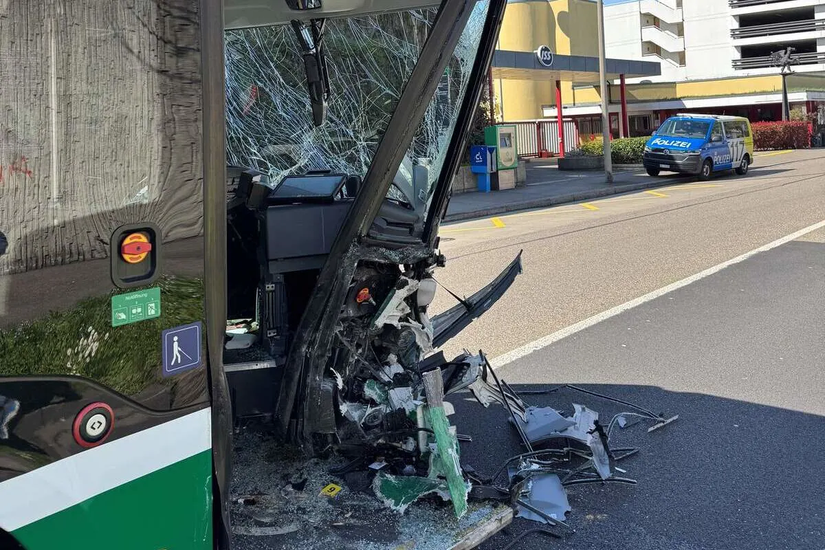 Basel – Folgekollisionen und Strassensperrung nach Unfall zwischen Auto und Bus