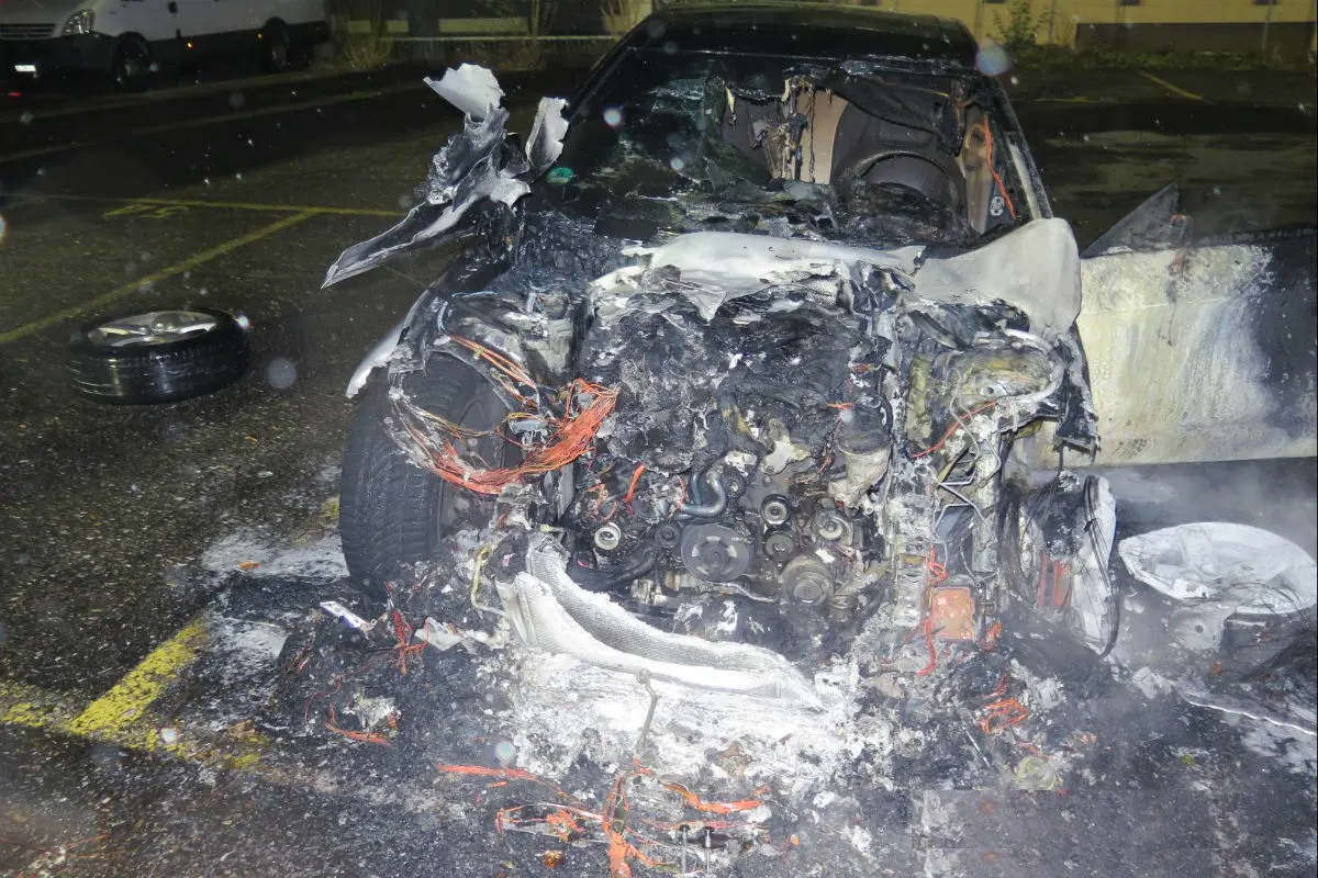 Muttenz BL - Auto bei Brand vollends zerstört - Zeugenaufruf