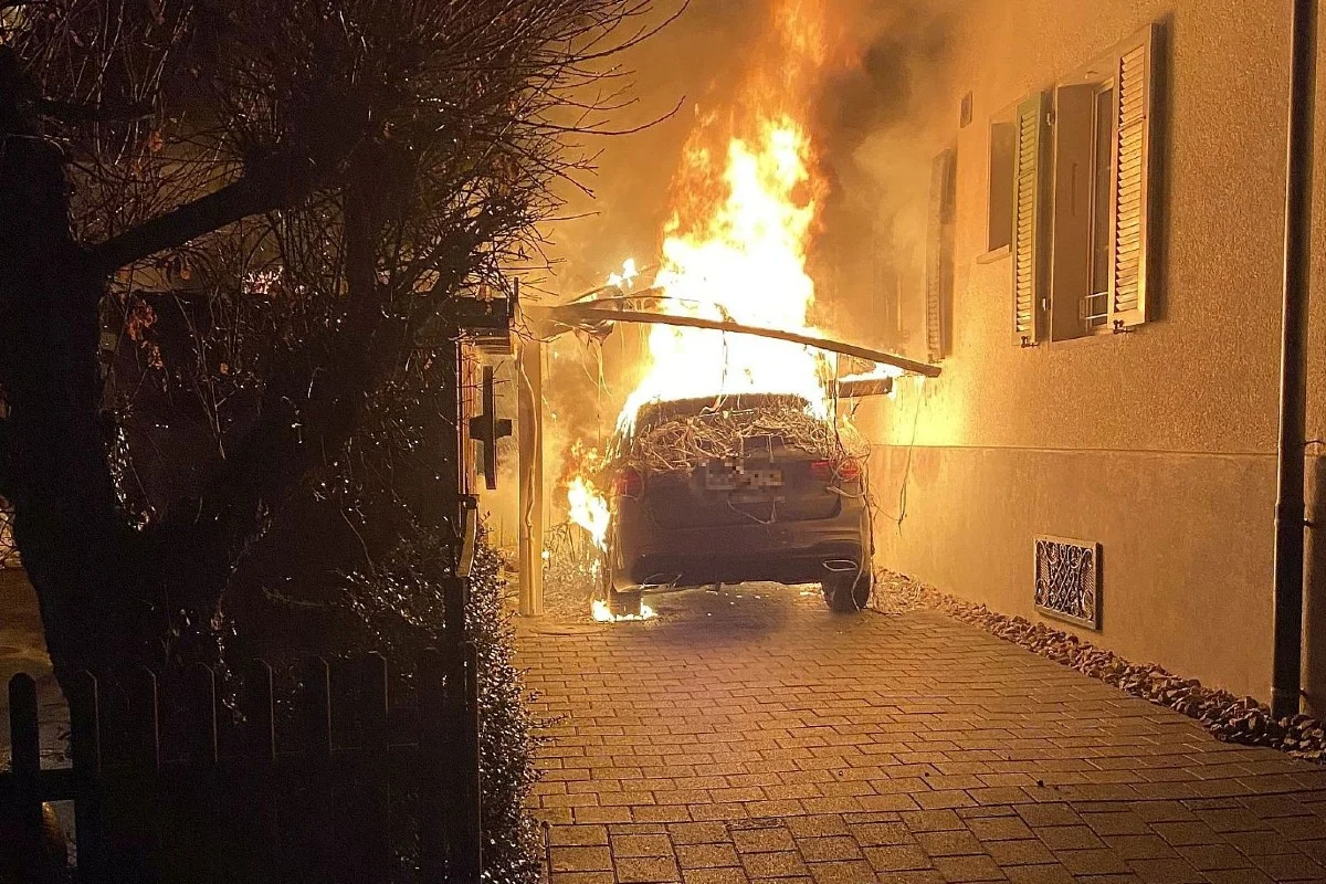 Hölstein BL - Fahrzeugbrand erfordert Feuerwehreinsatz – Polizei sucht Zeugen