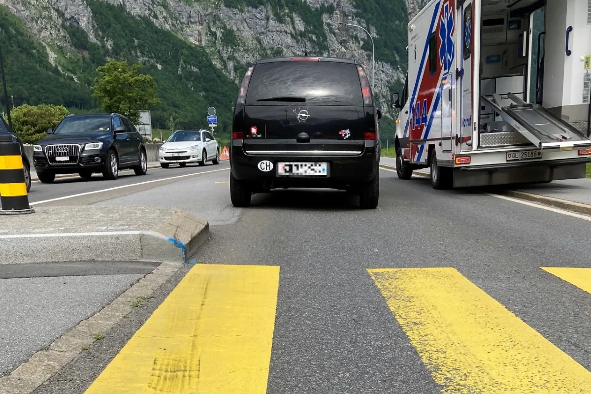 Glarus - 13-jährige Schülerin bei Unfall verletzt