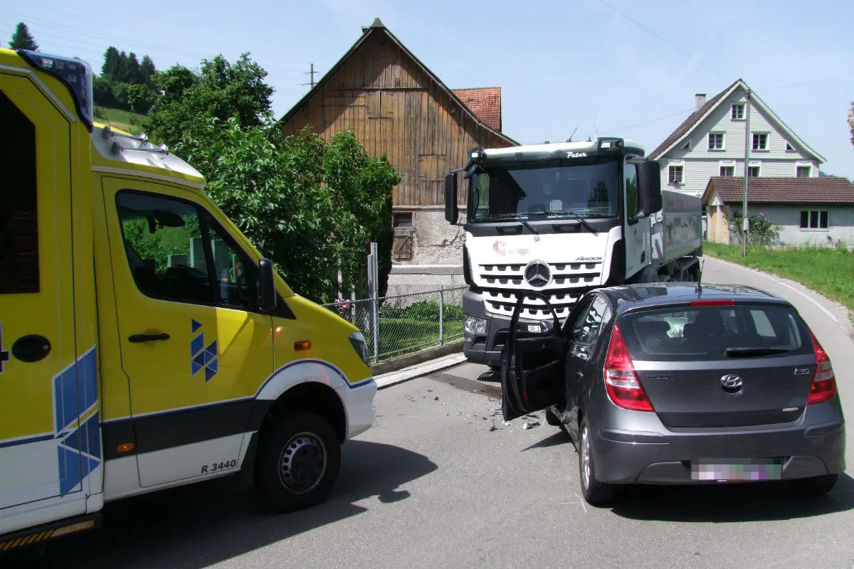 Unterrindal SG - Frontalkollision zwischen Auto und Lastwagen